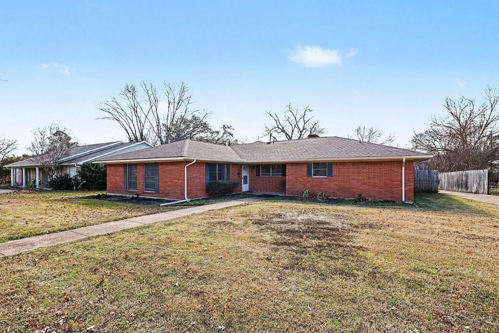 1705 Charlottsville Drive, Ennis
