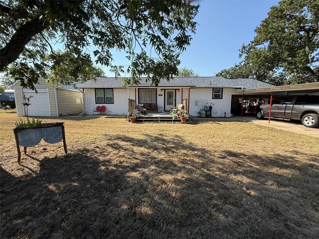 501 E Fitzgerald, Bangs