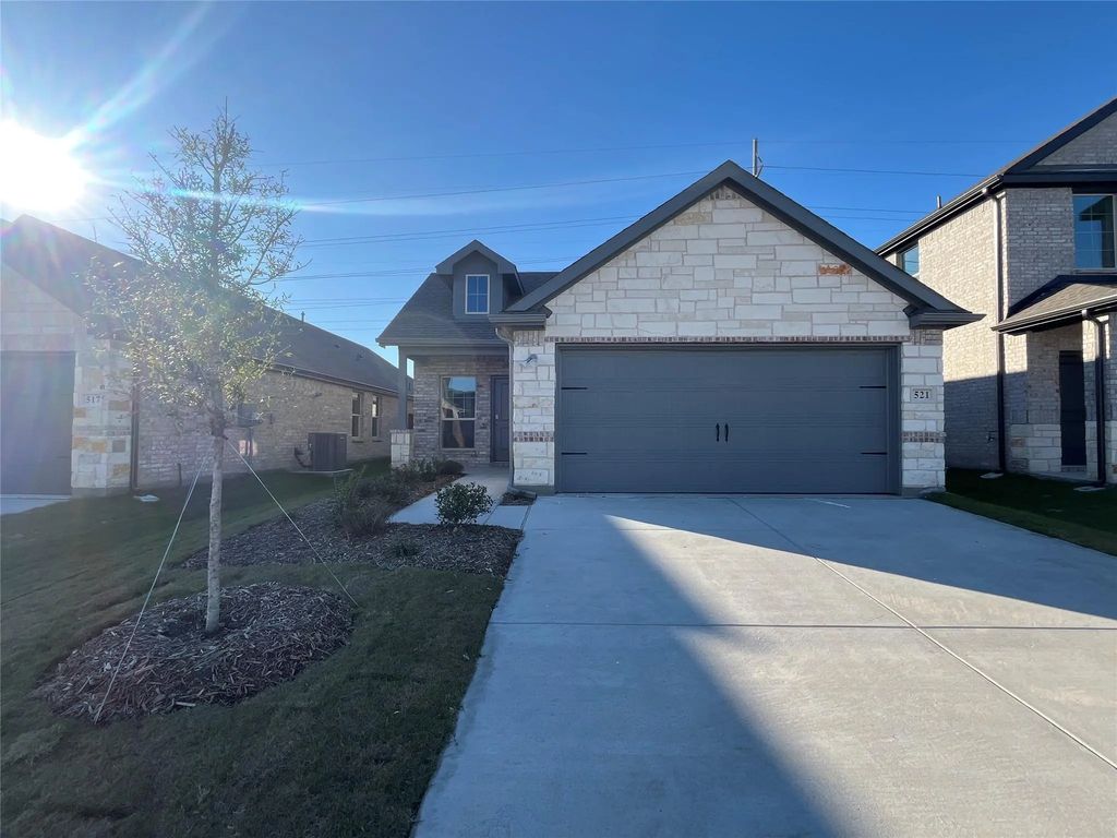 521 Epiphany Lane, Lavon