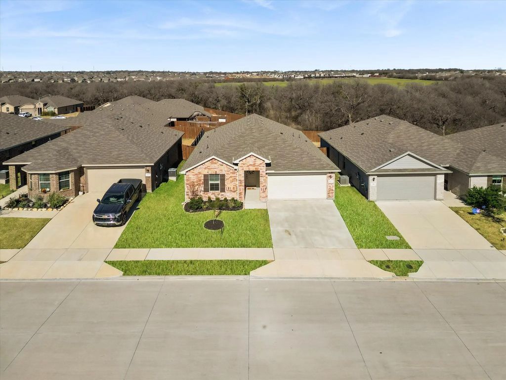 1377 Dillard Creek Drive, Fort Worth