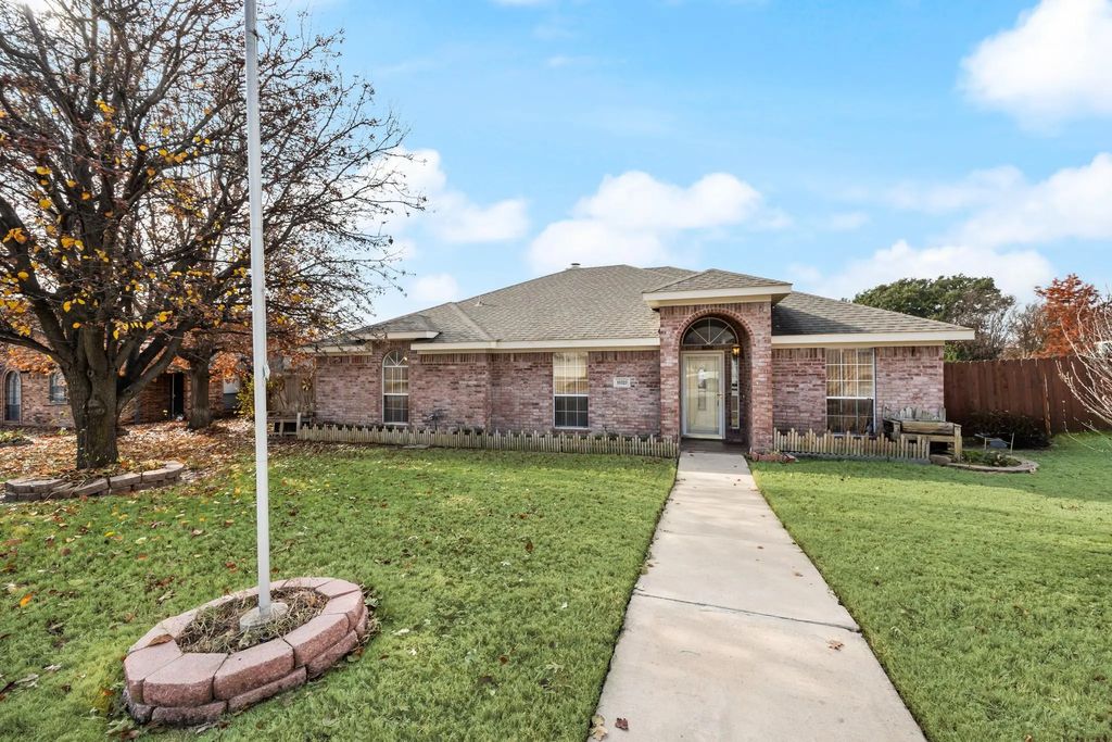 10323 Lone Pine Lane, Fort Worth