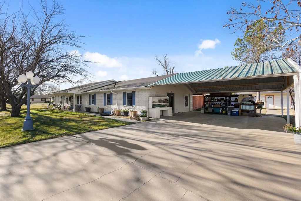 210 S Booth Street, Mart