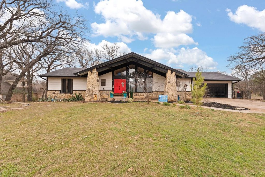 1206 Honeysuckle Drive, Keene