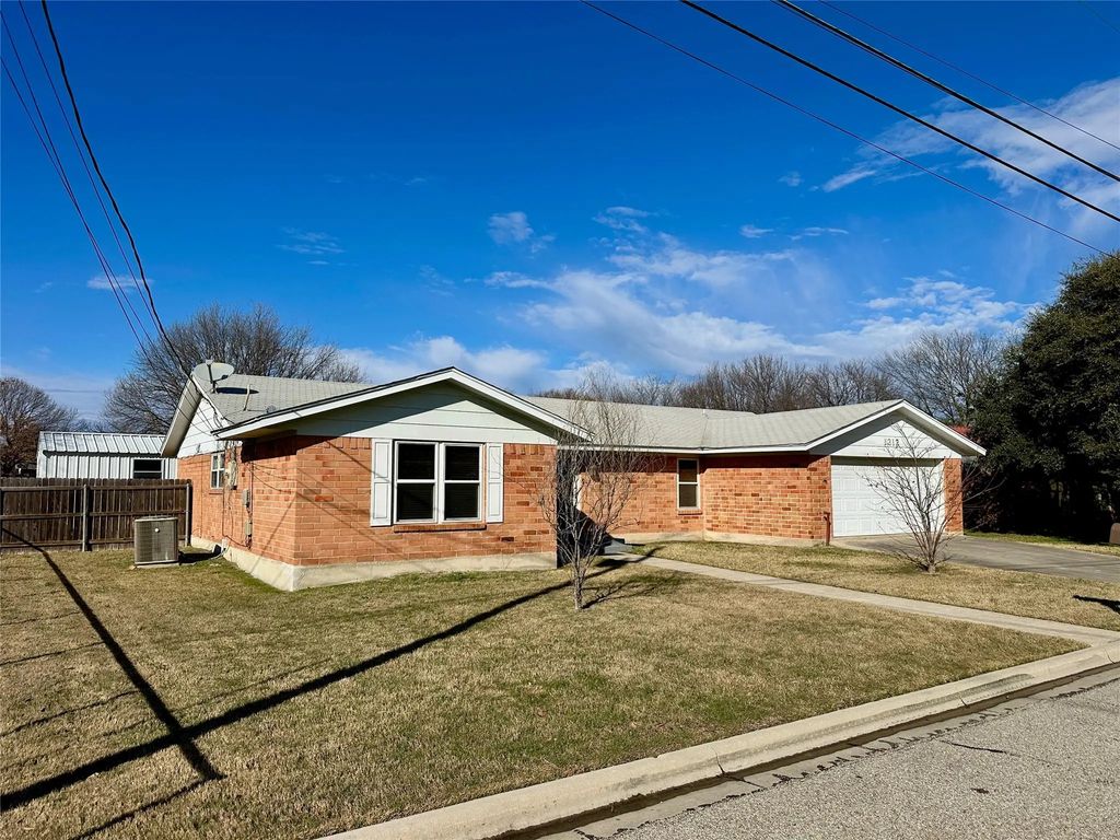 1312 Sherry Lane, Early