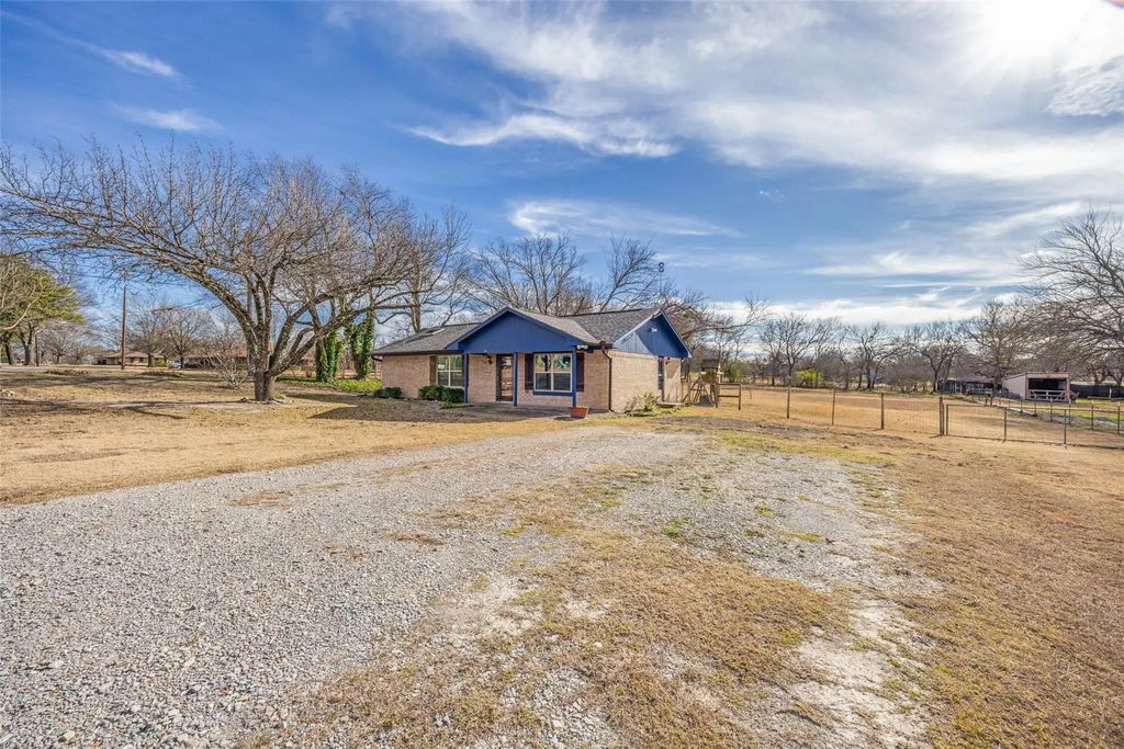 301 Pecan Street, Tom Bean