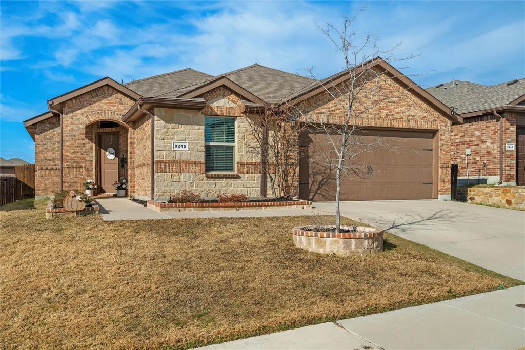 9245 Herringbone Drive, Fort Worth