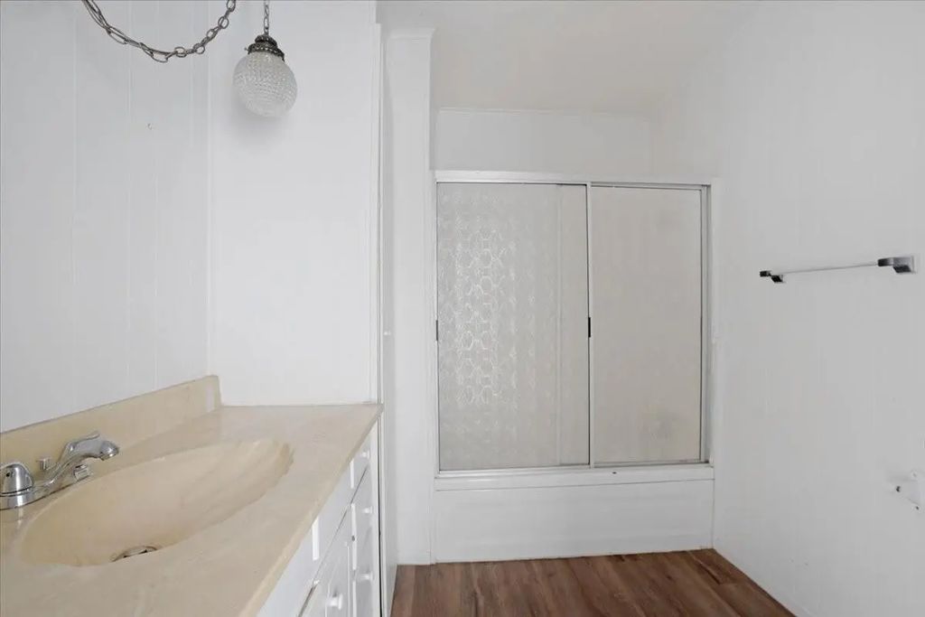 4970 Farm Road 79, Paris