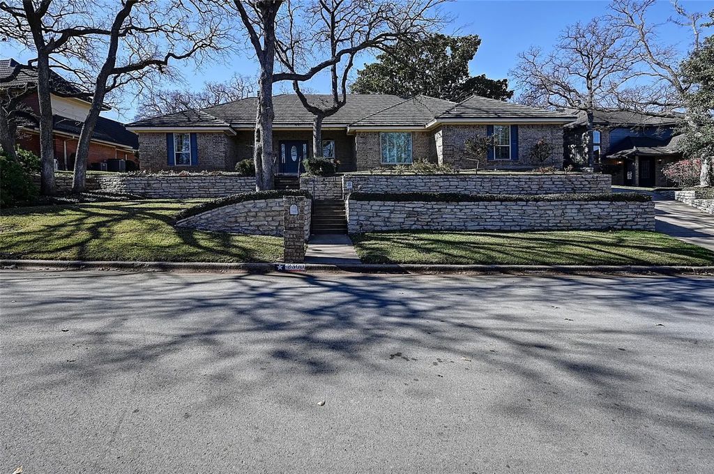 2300 Woodsong Trail, Arlington