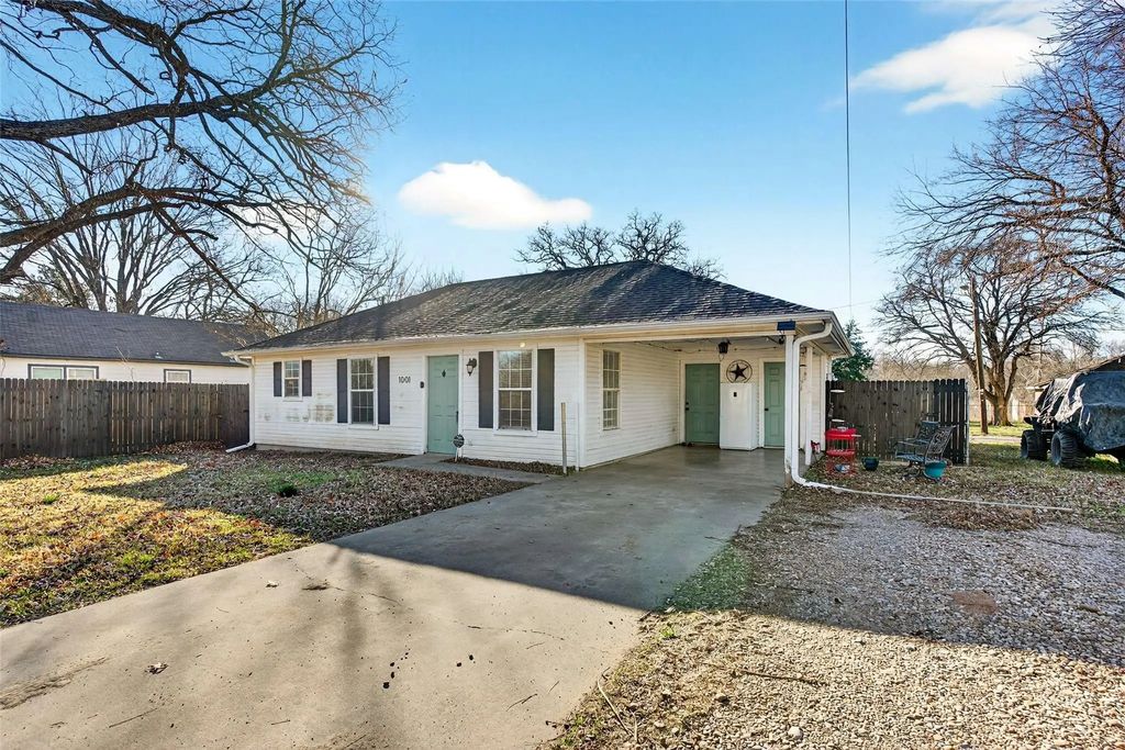 1001 S 4th Street, Bonham