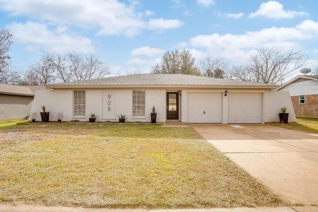909 Jayellen Court, Burleson