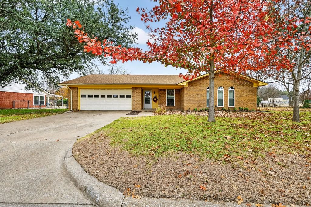 1305 Elizabeth Boulevard, Granbury