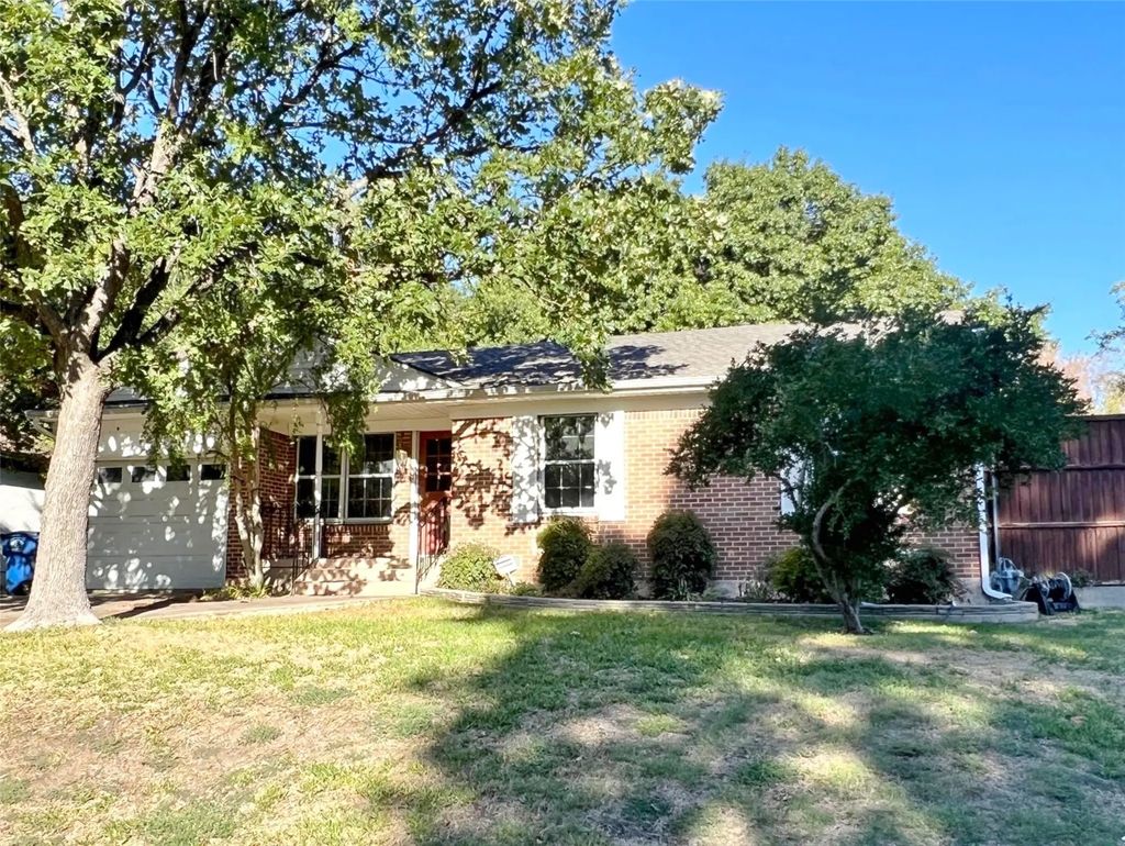 10025 Newcombe Drive, Dallas