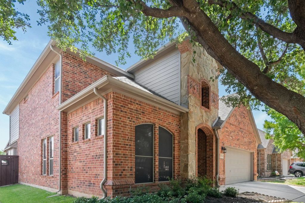 2544 Flowing Springs Drive, Fort Worth