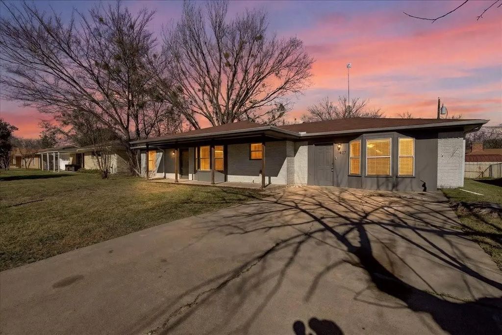 1407 Royal Drive, Kaufman