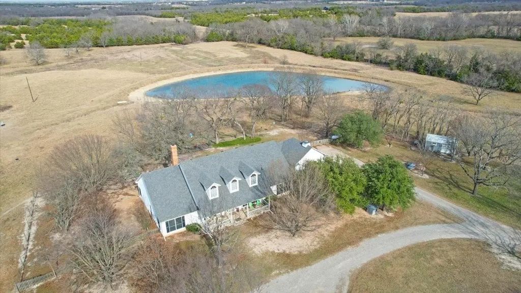 1044 County Road 3230, Windom