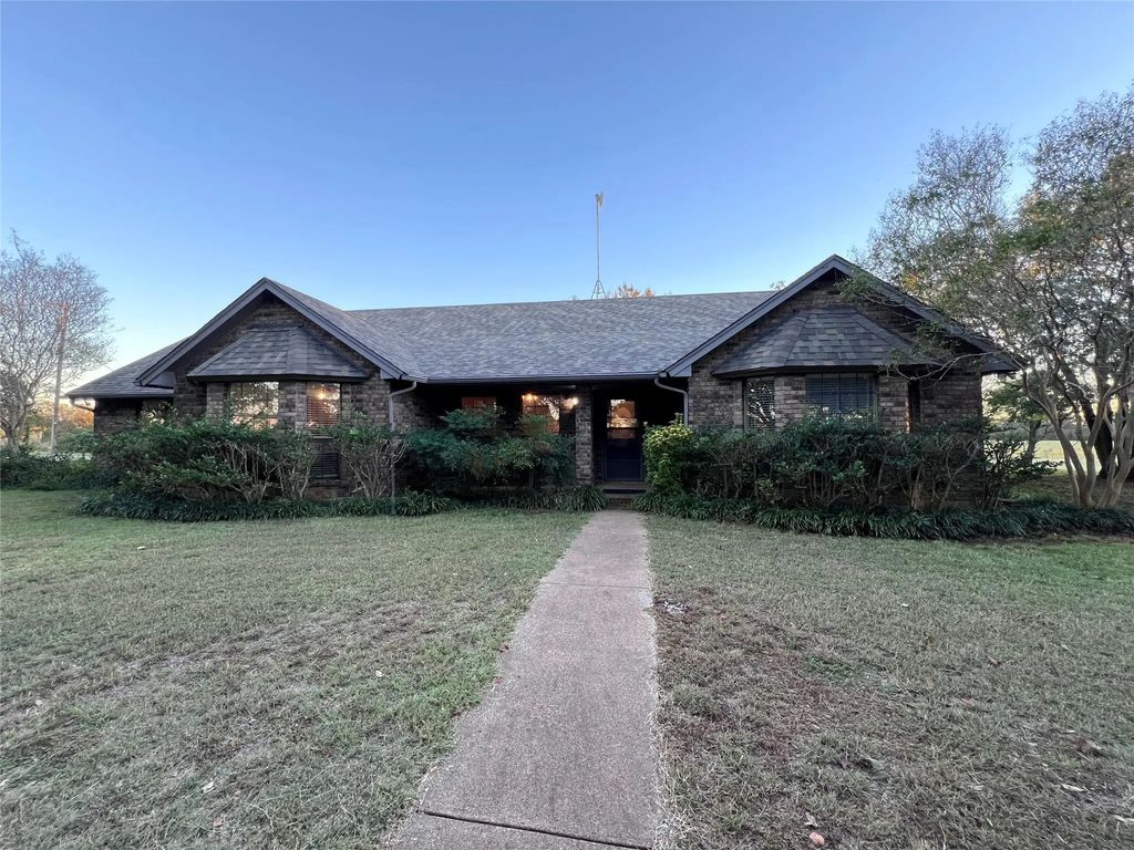 3901 S Nolan River Road, Cleburne