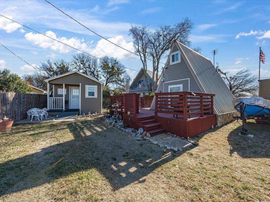 611 Elm Circle, Lake Bridgeport