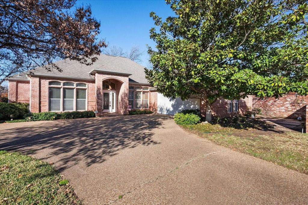 1014 Village Green Court, Arlington