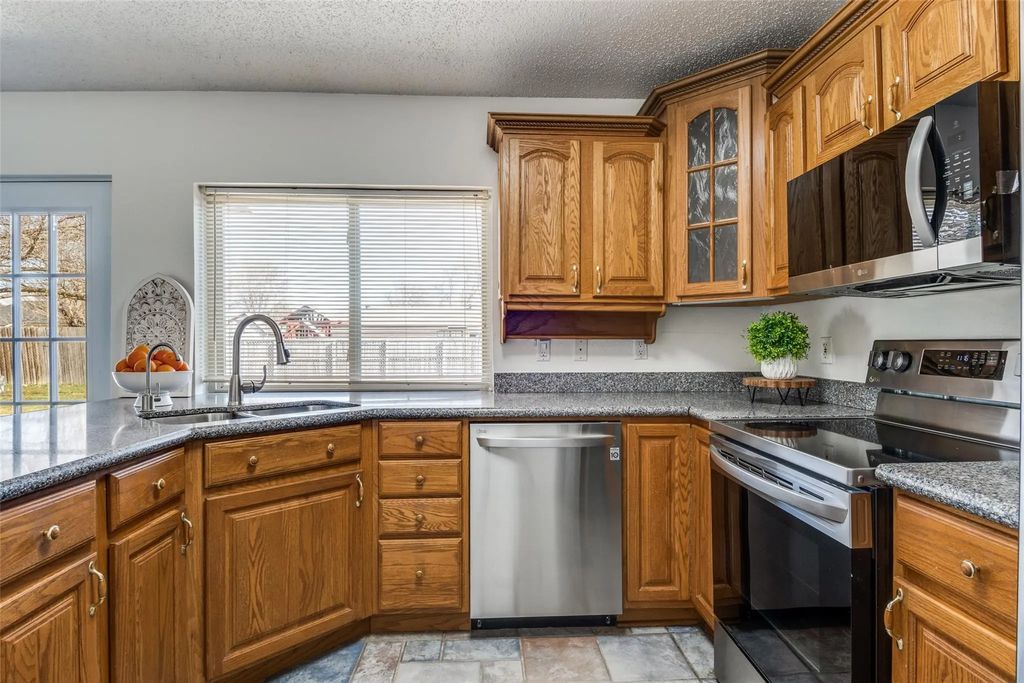 1725 Whiteoak Drive, Garland