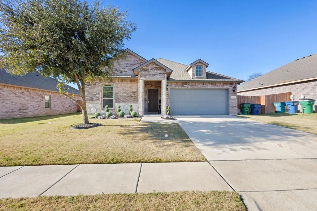 1548 Woodlake Drive, Waxahachie