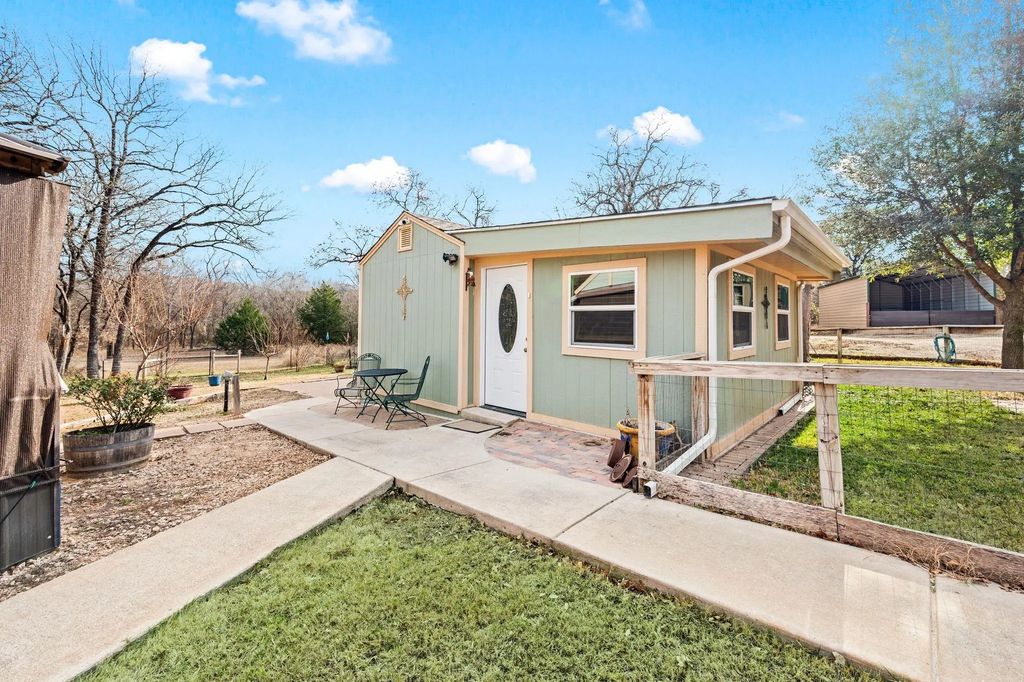 575 County Road 3581, Paradise