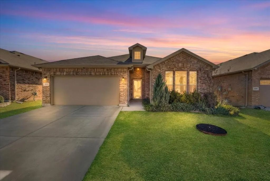 804 Greenford Manor, Fort Worth