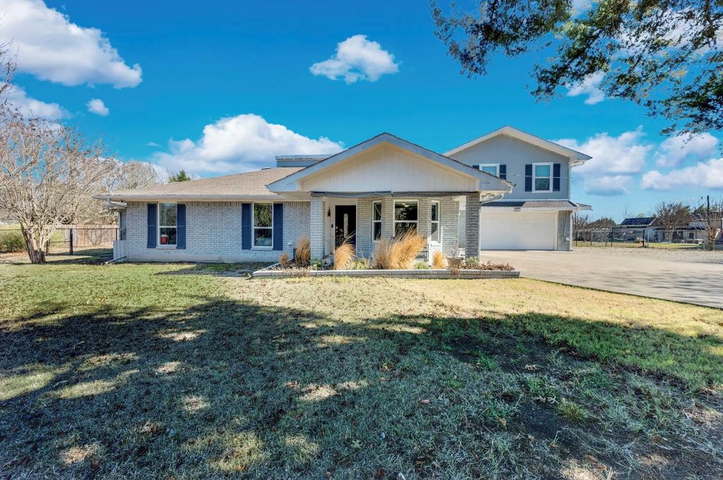 214 Twin Lakes Drive, Waxahachie