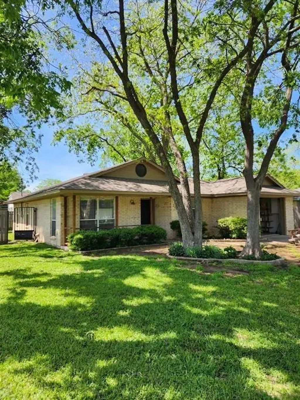 226 S Prairie Street, Pilot Point