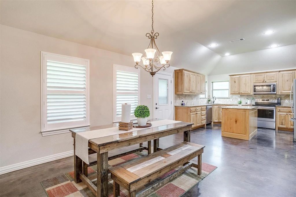 505 N Avenue E, Springtown