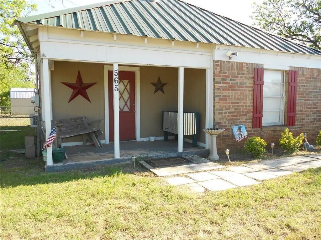 565 Main Street, Lawn