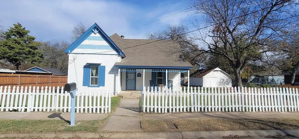 910 Baird Street, Cleburne