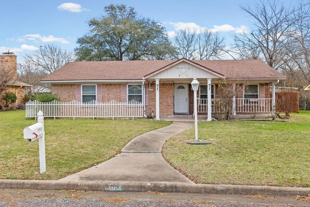 3013 Arapaho Road, Commerce