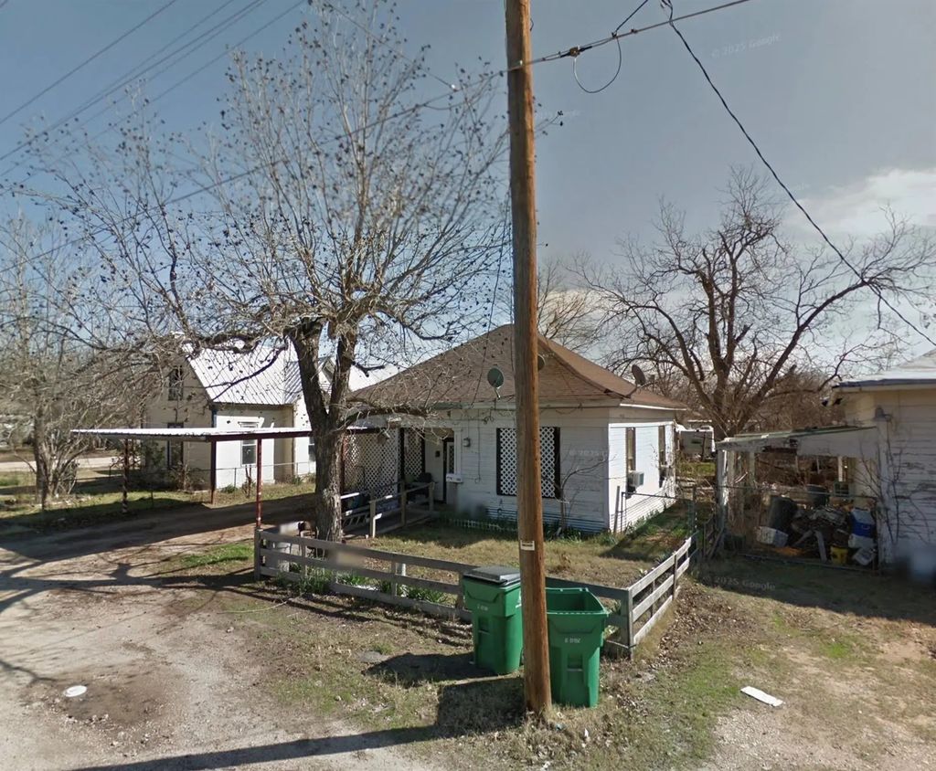308 E Ross Avenue, Mart