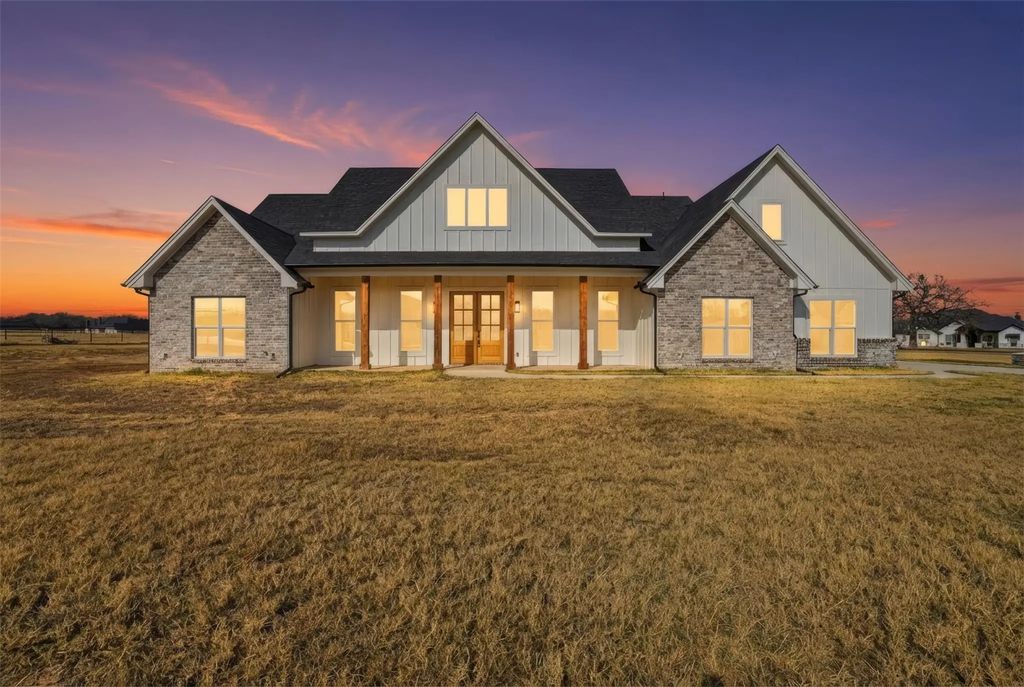 1081 Paradise Parkway, Poolville