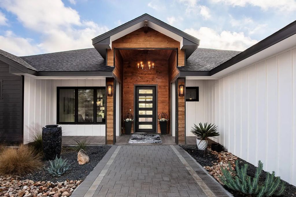 5550 S Us Highway 87, Brady