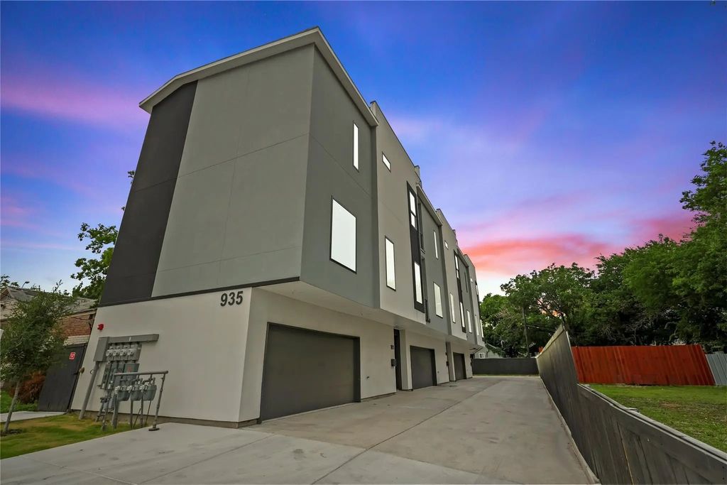 935 W 12th Street 101, Dallas