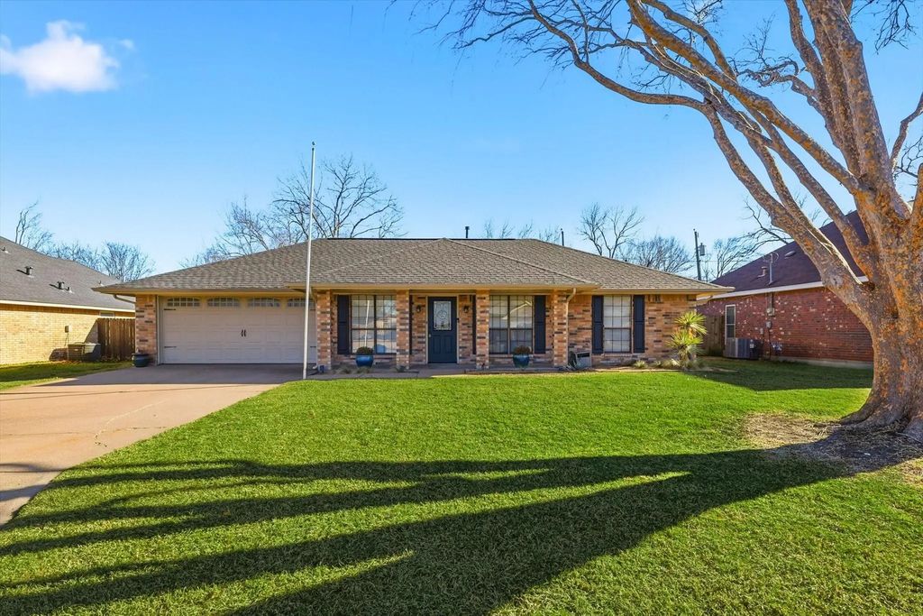 210 Morene Avenue, Waxahachie