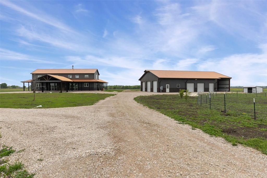201 West Road, Waxahachie