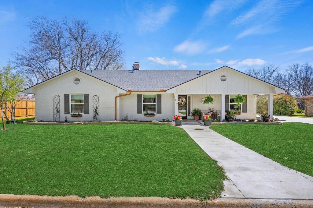 319 S Jackson Avenue, Justin