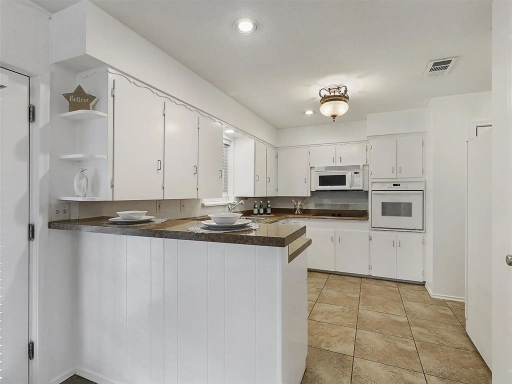 7022 Kingsbury Drive, Dallas