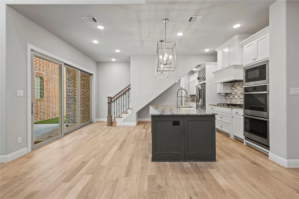 568 Courtyard Lane, Irving