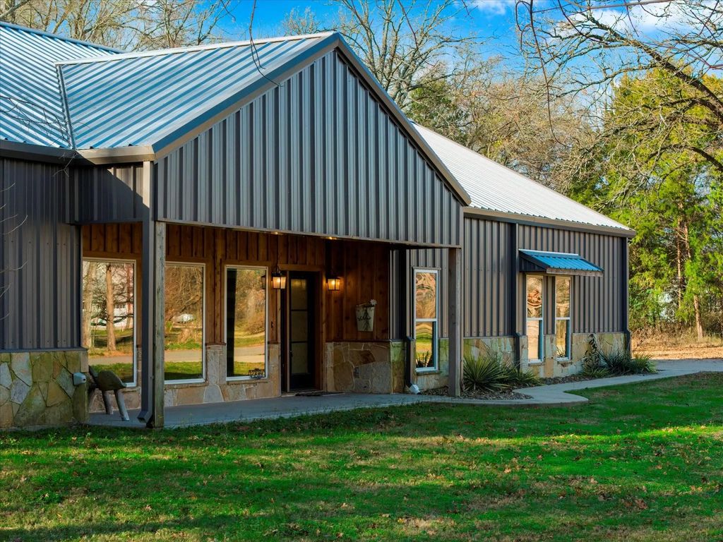 239 County Road 1516, Alba