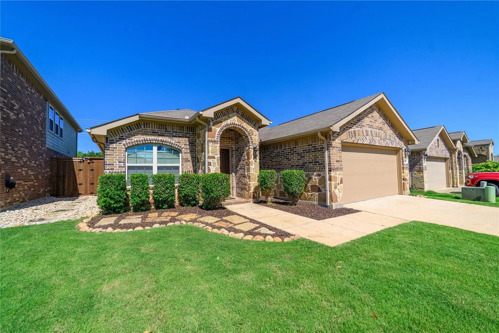 608 Crazy Horse Drive, Aubrey
