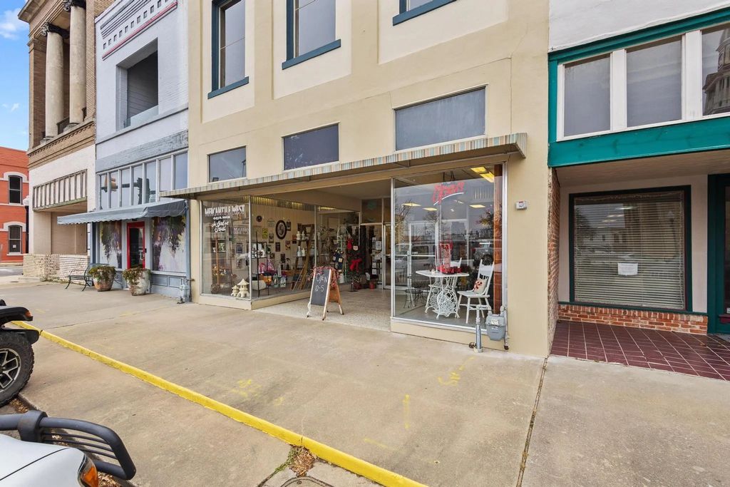 405 N Main Street, Bonham