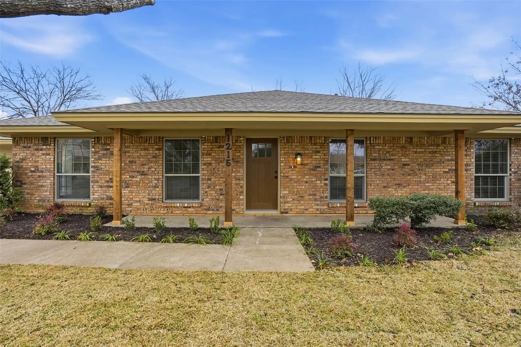 1215 Bradley Drive, Cleburne
