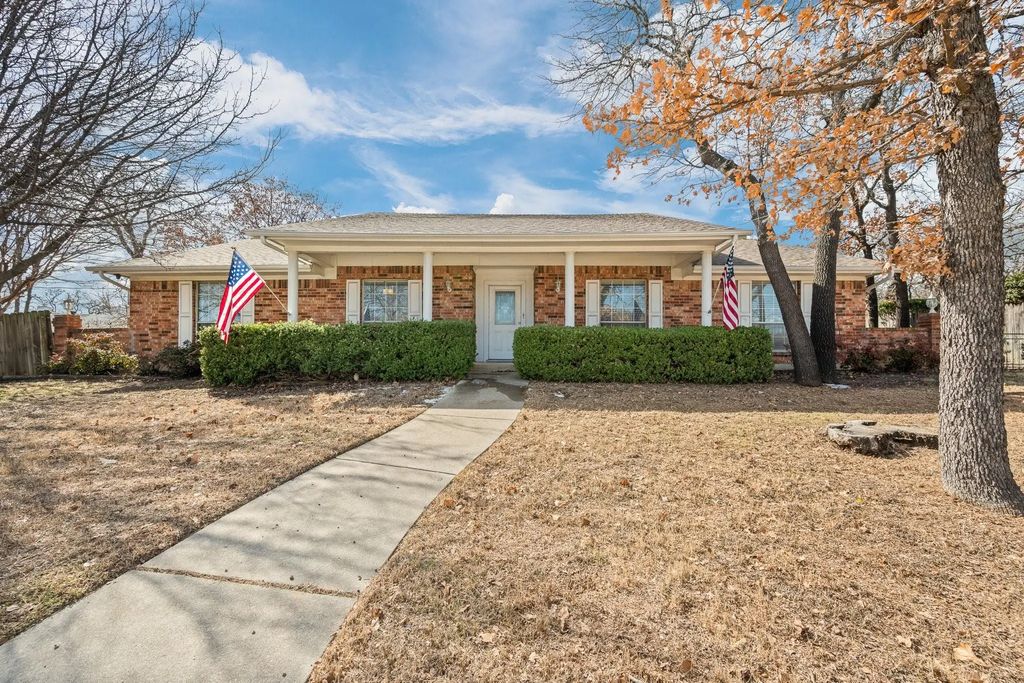 108 N Cliffside Drive N, Burleson