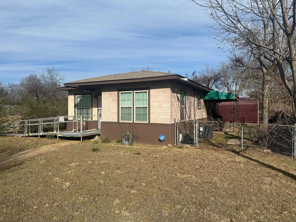 631 W Walker Street, Denison