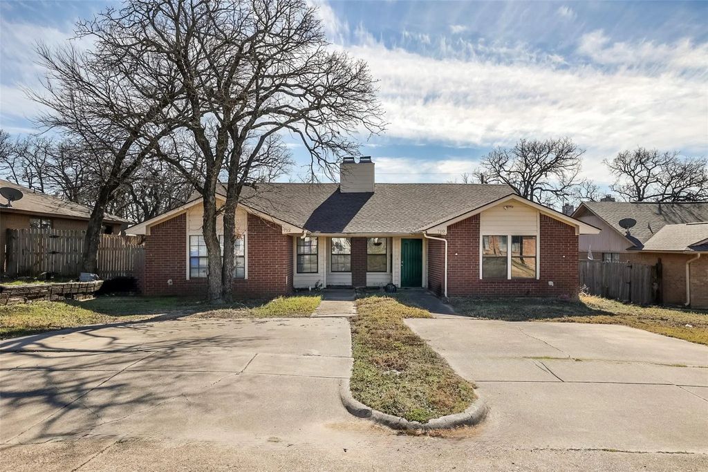 712 Woodland Court, Kennedale