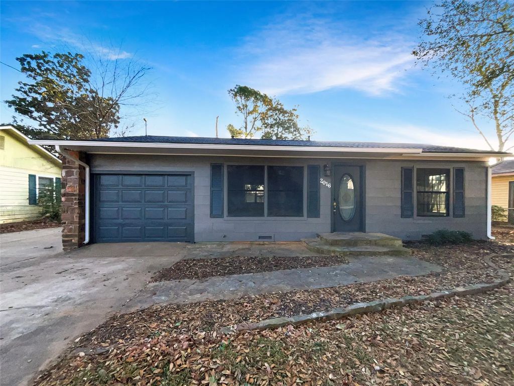 2016 Bluebonnet Avenue, Denison