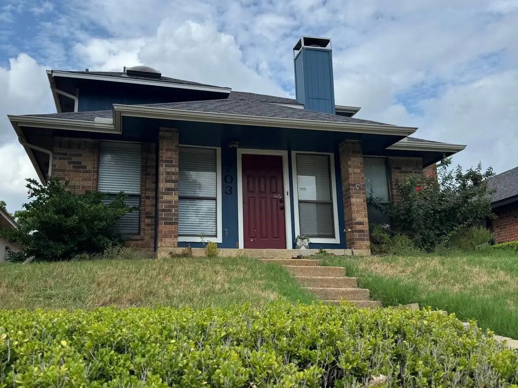 703 Red Oak Drive, Lewisville